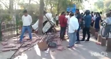 आगरा: ताजमहल के शिल्पग्राम में स्थित पार्किंग में पेड़ से टकराई कार बाल-बाल बचे कार सवार