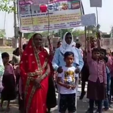 मड़ियाहू: प्राथमिक विद्यालय रखवा के प्रधानाध्यापक के नेतृत्व में निकाली गई स्कूल चलो अभियान रैली