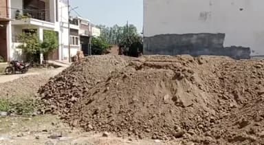 रायबरेली: एकता विहार कॉलोनी में अमृत योजना के तहत कार्य कराने वाले ठेकेदारों की दबंगई आई सामने, घर के सामने जबरन डाल रहे मिट्टी