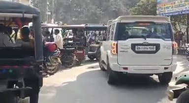 फारबिसगंज: फारबिसगंज सुभाष चौक पर लगा जाम, पुलिसकर्मियों द्वारा जाम को हटाया जा रहा