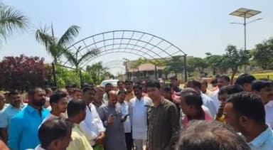 बस्ती: तेलियाडीह स्थित अपने आवास पर सांसद ने ग्रामीण क्षेत्र से आए लोगों की सुनी समस्याएं, निस्तारण का दिया भरोसा