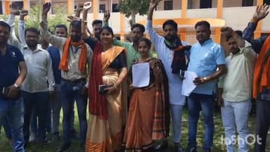 आगरा: पुलिस लाइन स्थित अपर पुलिस आयुक्त को गौकशी के मामले में क्राइम ब्रांच से जांच कराने को लेकर हिंदूवादियों ने सौंपा ज्ञापन