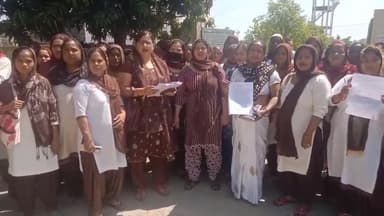 शामली: सीएमओ ऑफिस पर दर्जनों आशा संगिनियों ने बीसीपीएम का ट्रांसफर रुकवाने को लेकर हंगामा प्रदर्शन कर सौंपा ज्ञापन