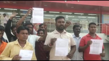 बलियापुर: न्यूनतम मजदूरी नहीं मिलने पर स्मार्ट बाजार के पास दो दर्जन से अधिक भुक्तभोगी मजदूरों ने प्रबंधन के खिलाफ की नारेबाजी