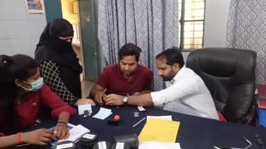 बुलंदशहर: जिला चिकित्सालय में सीएमओ के निर्देश देने के बाद भी चिकित्सक बिना मास्क लगाये कर रहे उपचार