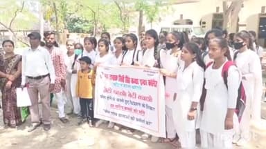 बरेली: रिक्की सिंह गर्ल्स इंटर कालेज की छात्राओं ने DIOS ऑफिस पर स्कूल के खिलाफ किया प्रदर्शन, फेल करने का लगाया आरोप