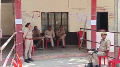 डलमऊ: तहसील परिसर में नामांकन पत्रों की बिक्री के दौरान दो थानों की पुलिस फोर्स रही मौजूद