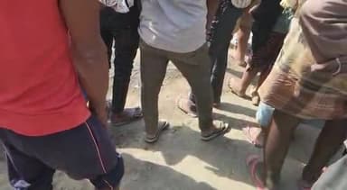 महुआ: अवावकरपुर गांव में आग लगने से लगभग एक दर्जन घर जलकर हुए राख, सूचना पर पहुंचे दमकल कर्मी आग पर काबू करने का कर रहे प्रयास