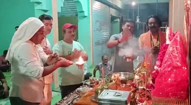 मुआर घाट पर सोमवार को मां नर्मदा जी की महाआरती हर्ष और उल्लास के साथ संपन्न हुई नर्मदे हर जिंदगी भर