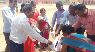 करपी: मध्य विद्यालय करपी के प्रांगण में बिहार राज्य प्राथमिक शिक्षक संघ ने जलाई शिक्षक नियमावली-2023 की प्रतियां, किया प्रदर्शन