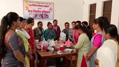 कांकेर: लाइवलीहुड कॉलेज गोविंदपुर में आजीविका विकास कार्यक्रम के तहत महिलाएं ले रही केक बनाने का प्रशिक्षण