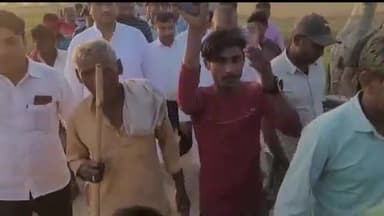 बेतिया: रघुनाथपुर में जर्जर लोहे के पुल व सड़क निर्माण को लेकर एमएलसी सौरभ कुमार ने स्थानीय लोगों की मांग पर किया निरीक्षण।