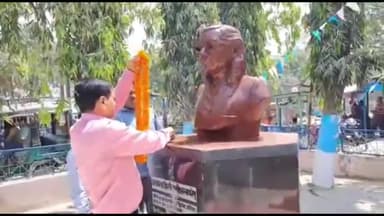 अररिया: फणीश्वर नाथ रेणु की पुण्यतिथि के अवसर पर थाना चौकी स्थित उनकी प्रतिमा पर स्थानीय युवाओं ने किया माल्यार्पण
