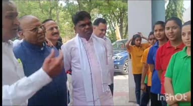 बड़गांव: उदयपुर सांसद अर्जुन लाल मीणा ने मावली के नवोदय मे पढ़ने वाले छात्र छात्राओं से किया संवाद