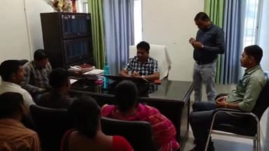 रजौन: प्रखंड कार्यालय के कक्ष में बीडीओ ने स्वच्छता कर्मियों के साथ की बैठक