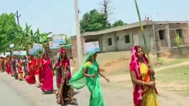 मांडू: बूढ़ाखाप करमा में फैक्ट्री द्वारा प्रदूषण से परेशान ग्रामीणों ने उपायुक्त कार्यालय में दिया धरना