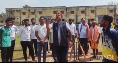 बस्तर: नारायणपुर विधायक चंदन कश्यप ने टीचर्स 11 क्रिकेट प्रतियोगिता का करंदोला में किया शुभारंभ