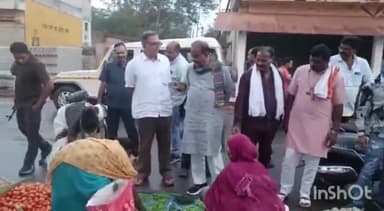 बस्तर: साप्ताहिक बाजार में सब्जी खरीदकर बस्तर विधायक लखेश्वर बघेल ने ग्रामीणों से की चर्चा