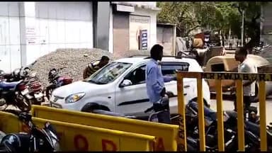 गुना नगर: जिला अस्पताल में निर्माणाधीन कार्य के चलते लगा जाम , फसी एम्बुलेंस