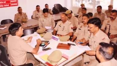 शामली: आगामी निकाय चुनाव को शांतिपूर्ण तरीके से संपन्न कराने के लिए पुलिस ने कसी कमर शहर कोतवाल ने कोतवाली में की बैठक