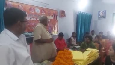 पीपराकोठी: बिहार सरकार के पूर्व मंत्री प्रमोद कुमार के द्वारा मोतिहारी शहर में मेधावी छात्र-छात्राओं को किया गया सम्मानित