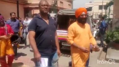 आगरा: एमजी रोड स्थित कलेक्ट्री पर टीम पापा सदस्यों ने डीएम से की मुलाकात, कॉन्वेंट स्कूल के खिलाफ खोला मोर्चा