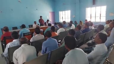 हरलाखी: प्रखंड मुख्यालय अंतर्गत जनप्रतिनिधि भवन में 4 पंचायतों के प्रगणकों व सुपरवाइजरों को दिया गया प्रशिक्षण
