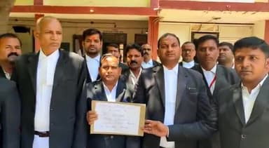 मौन सत्याग्रह डिस्ट्रिक्ट बार एसोसिएशन सोनभद्र के अधिवक्ताओं ने कानपुर बार एसोसिएशन के समर्थन में रखा!