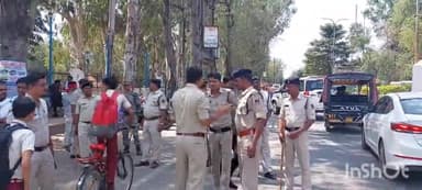 अंबिकापुर: भाजपा के द्वारा पुतला दहन करने से पूर्व घडिचौक पर पुलिस के आला अधिकारियों सहित काफी संख्या में पुलिस बल किया गया तैनात