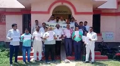 महुआ: महुआ बीआरसी परिसर पर मंगलवार को प्रारंभिक शिक्षकों ने नई शिक्षक नियमावली की प्रतियां जलाकर किया विरोध प्रदर्शन