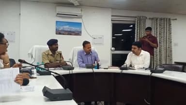 झांसी: निर्वाचन के लिए 212 मतदान केंद्रों व 632 मतदेय स्थलों का कराया निर्माण, आचार संहिता के वायलेशन पर होगी कार्यवाही