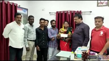 जगदलपुर: जगदलपुर विधायक रेखचन्द जैन ने मेला हेतु ग्राम उपनपाल के लोगो को विधायक कार्यालय में सौपा 1 लाख रुपये का चेक