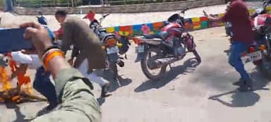 अंबिकापुर: बेमेतरा में हुए मामले को लेकर अंबिकापुर के घड़ी चौक पर भाजपा युवा मोर्चा ने मुख्यमंत्री भूपेश बघेल का किया पुतला दहन