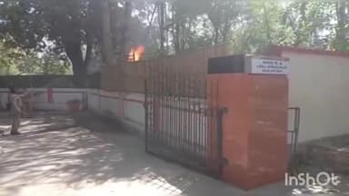 बरेली: सिविल लाइंस स्थित विद्युत चोरी निरोधक थाने में लगे ट्रांसफॉर्मर में लगी अचानक आग, फायर ब्रिगेड ने आग पर पाया काबू