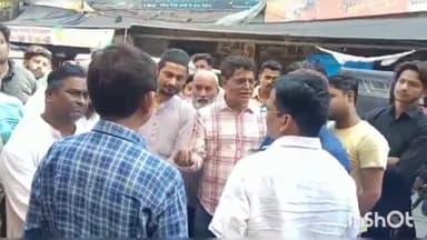 कानपुर: बेकन गंज में शत्रु संपत्ति के तहत मुख्तार बाबा की सील दुकानों के फुटपाथ पर सजी दुकानों को जिला प्रशासन ने कराया खाली