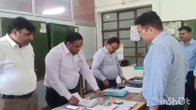 आगरा: एमजी रोड स्थित नगर निगम में नामांकन प्रक्रिया का जिलाधिकारी नवनीत चहल ने किया निरीक्षण, व्यवस्थाओं को लेकर दिए आदेश