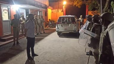 बलरामपुर: पुलिस अधीक्षक ने आगामी त्योहारों और नगर निकाय चुनाव के दृष्टिगत थाना कोतवाली नगर व देहात का किया औचक निरीक्षण