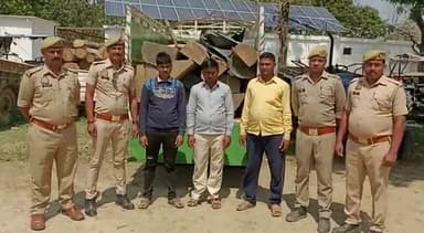 यूपी बलरामपुर हरैया थाना की पुलिस ने तीन अभियुक्तो के पास से पिकप में लदी 16अर्धनिर्मित जंगली सागौन, शीशम की लकड़ी बरामद