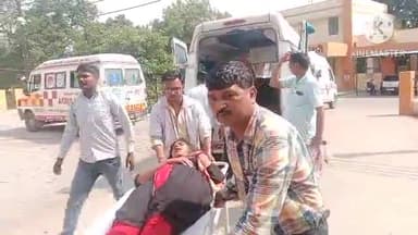 मैनपुरी: टैंपू मेंअज्ञात वाहन ने मारी टक्कर चालक सहित6शिक्षिकाएं  घायल अस्पताल में भर्ती मामलाशीतला मंदिर पेट्रोल पंप के समीप का