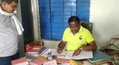 सोनभद्र बंशी सुर्यपुर: मध्य विद्यालय बंसी कल्याणपुर का BDO ने किया औचक निरीक्षण, अनुपस्थित पाए गए 5 शिक्षक