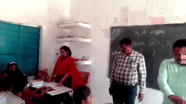 टनकुप्पा: मिडिल स्कूल टनकुप्पा में वर्ग सात के बच्चों के बीच निःशुल्क बांटी गई पाठ्य पुस्तक