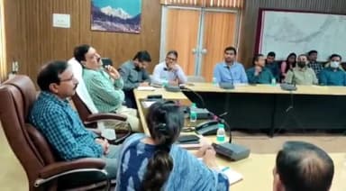हरिद्वार: ज़िलाधिकारी ने रोशनाबाद में समस्त कार्यालयों के मध्य परस्पर होने वाले पत्राचार के संचालन को लेकर की बैठक