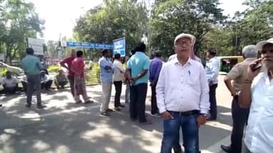 कांके: धुर्वा स्थित एचईसी के अस्थायी सप्लाई कर्मचारियों ने वेतन की मांग को लेकर एचईसी मुख्यालय का किया घेराव