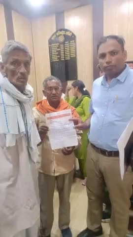 सिटी मजिस्ट्रेट झांसी को बीमा दिलाने हेतु दिया ज्ञापन 
श्यासमुन्दर तिवारी(अध्यक्ष सहकारी संघ भिटौरा,बंगरा, रानीपुर, )