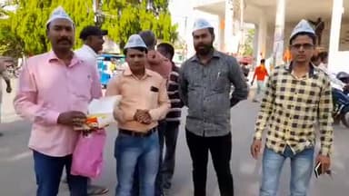 जमुई: राष्ट्रीय पार्टी बनने पर आम आदमी पार्टी के कार्यकर्ताओं ने कचहरी चौक पर मिठाई का किया वितरण