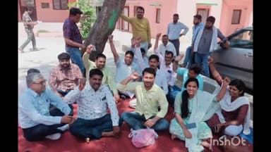 जलेसर: वेतन नहीं मिलने से आक्रोशित ग्राम पंचायत सचिवों ने विकास खंड कार्यालय अवागढ़ पर किया धरना-प्रदर्शन.