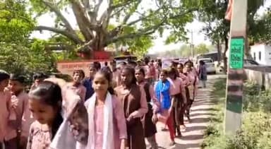 महसी: तेजवापुर बीआरसी से स्कूल चलो अभियान की शुरुआत, BDO व खंड शिक्षा अधिकारी ने दिखाई हरी झंडी