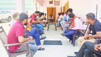 इटवा: पूर्व मंत्री डॉ सतीश द्विवेदी ने शनिचरा स्थित अपने आवास पर लगाया जनता दरबार, सुनी जन समस्या