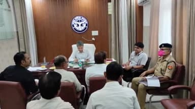 शामली: DM ने कलेक्ट्रेट में राजनैतिक दलों के पदाधिकारियों के साथ की बैठक, आदर्श आचार संहिता के उल्लंघन पर होगी कार्रवाई