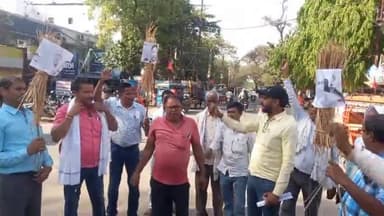 जमुई: नई नियमावली के विरोध में बिहार राज्य प्रारंभिक शिक्षक संघ ने कचहरी चौक पर CM, डिप्टी CM व शिक्षा मंत्री का फूंका पुतला